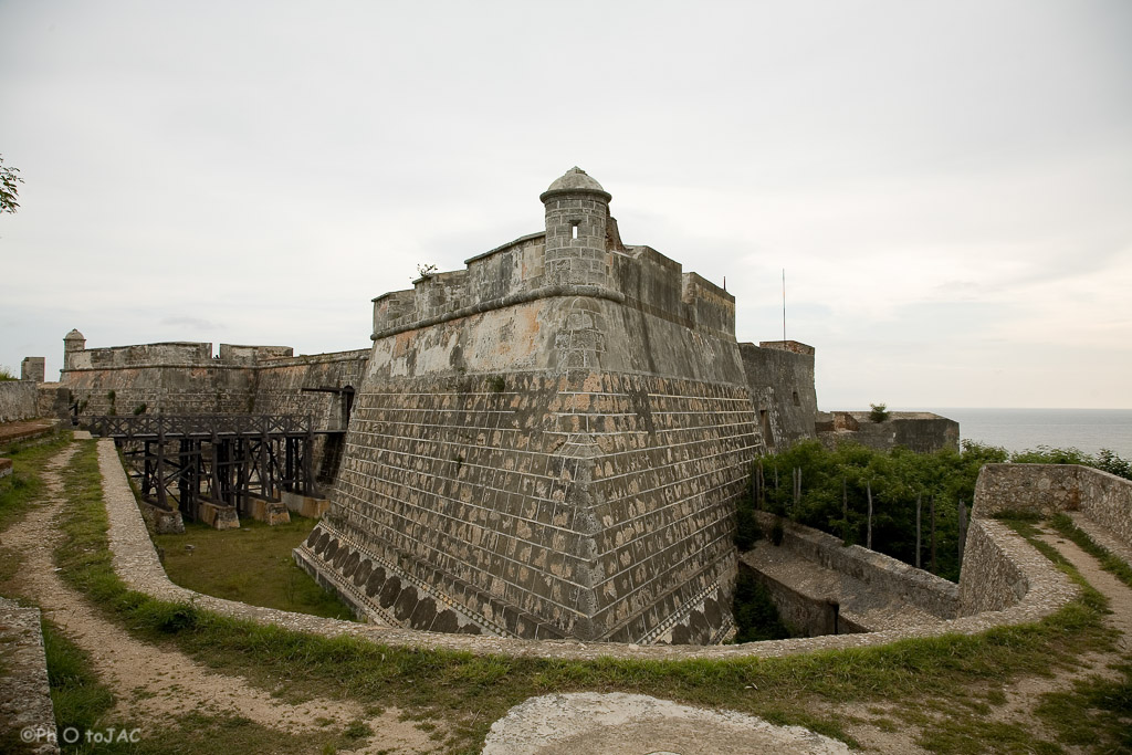 Santiago de Cuba: Fortaleza de San Pedro de La Roca, también conocida como "Castillo de San Pedro del Morro". Declarado Patrimonio de la Humanidad por la UNESCO en 1997. Sus imponentes baterías, bastiones, polvorines y muros conforman el complejo militar español del s. XVII mejor conservado del Caribe.