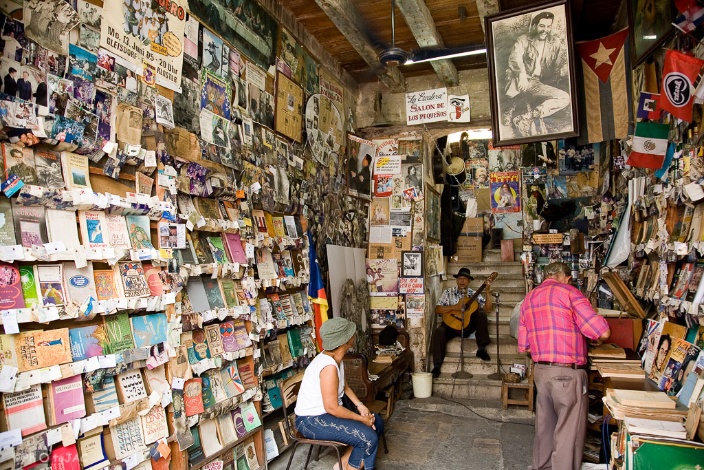 Santiago de Cuba. Curiosa librería.