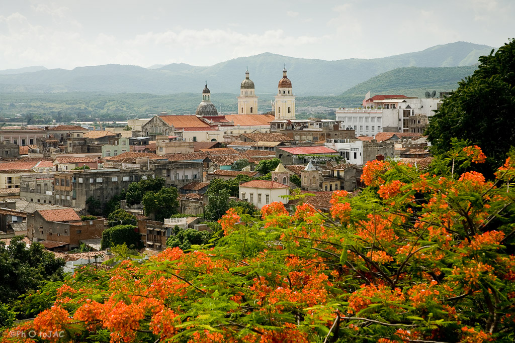 Santiago de Cuba. Vistas de la ciudad y la catedral de Nuestra Señora de la Asunción.