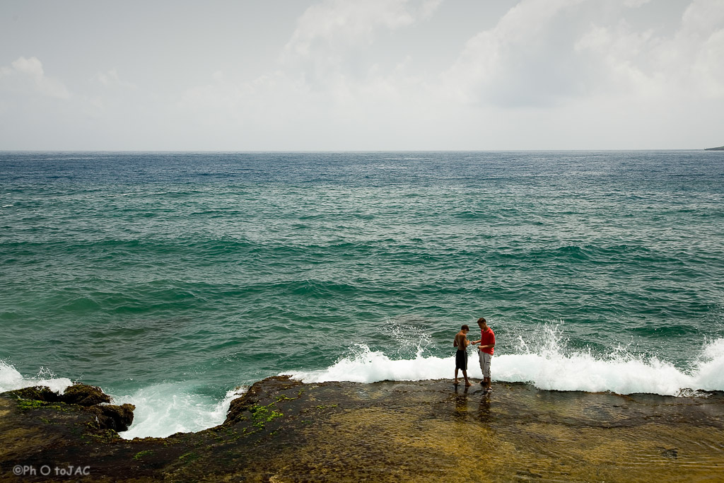Baracoa (provincia de Guantánamo). Dos jóvenes pescan en el malecón.