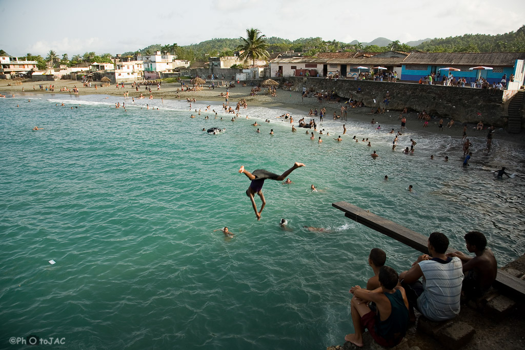 Baracoa (provincia de Guantánamo). Jóvenes saltando desde un rudimentario trampolín en la playa de Baracoa.