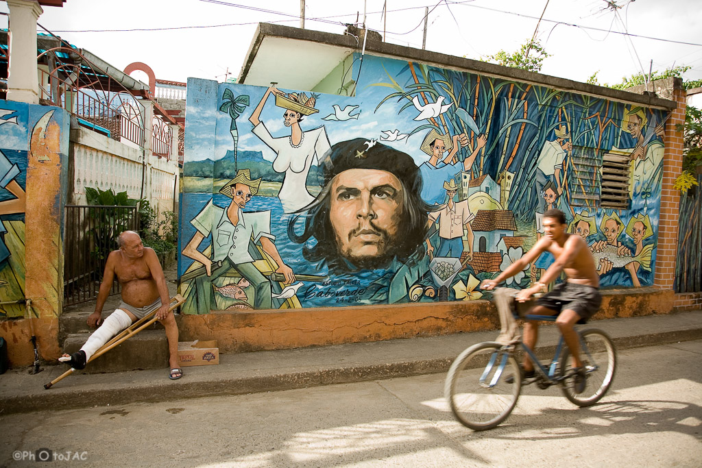 Baracoa (provincia de Guantánamo). Mural con imágenes de la vida cotidiana y el rostro del Che Guevara en una de sus calles.