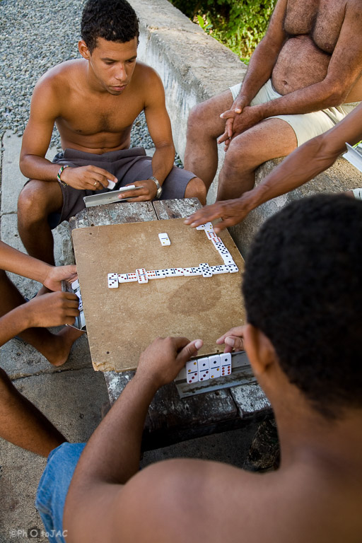 Baracoa (provincia de Guantánamo). Jóvenes jugando al dominó.