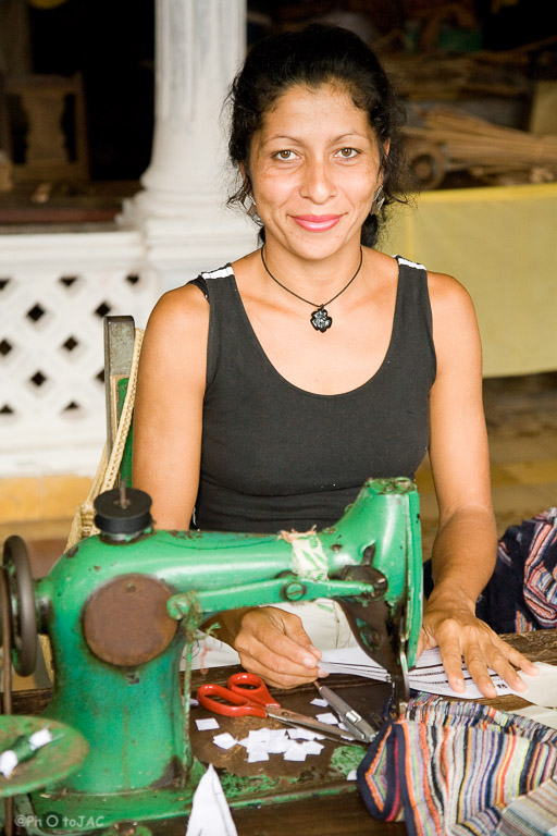 Baracoa (provincia de Guantánamo). trabajadora en un taller de costura.