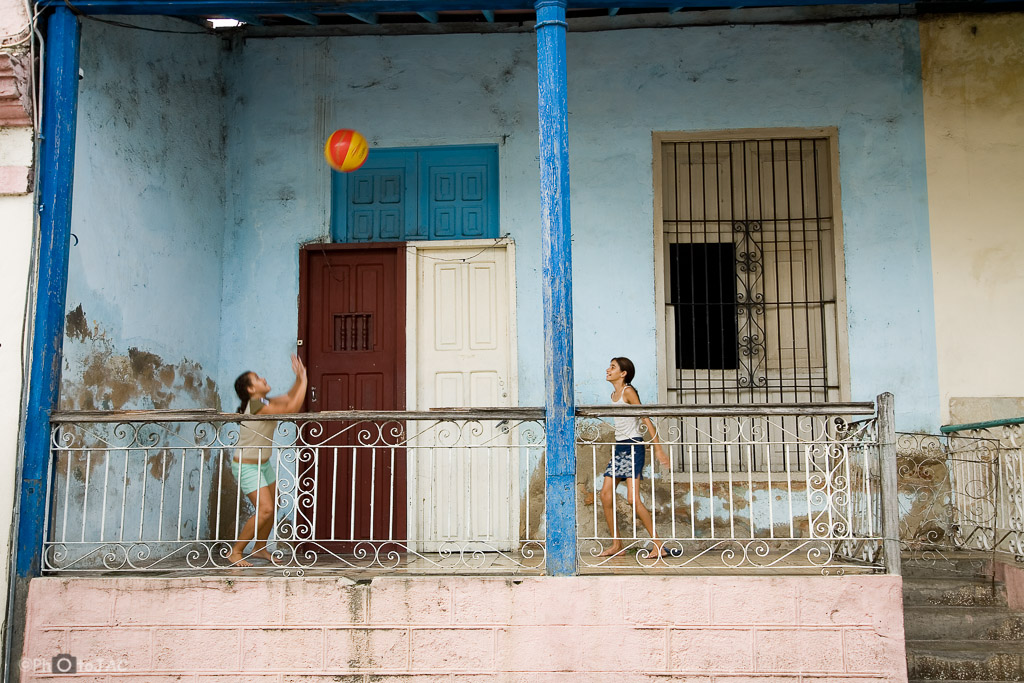 Camagüey. Niños jugando en una vivienda.