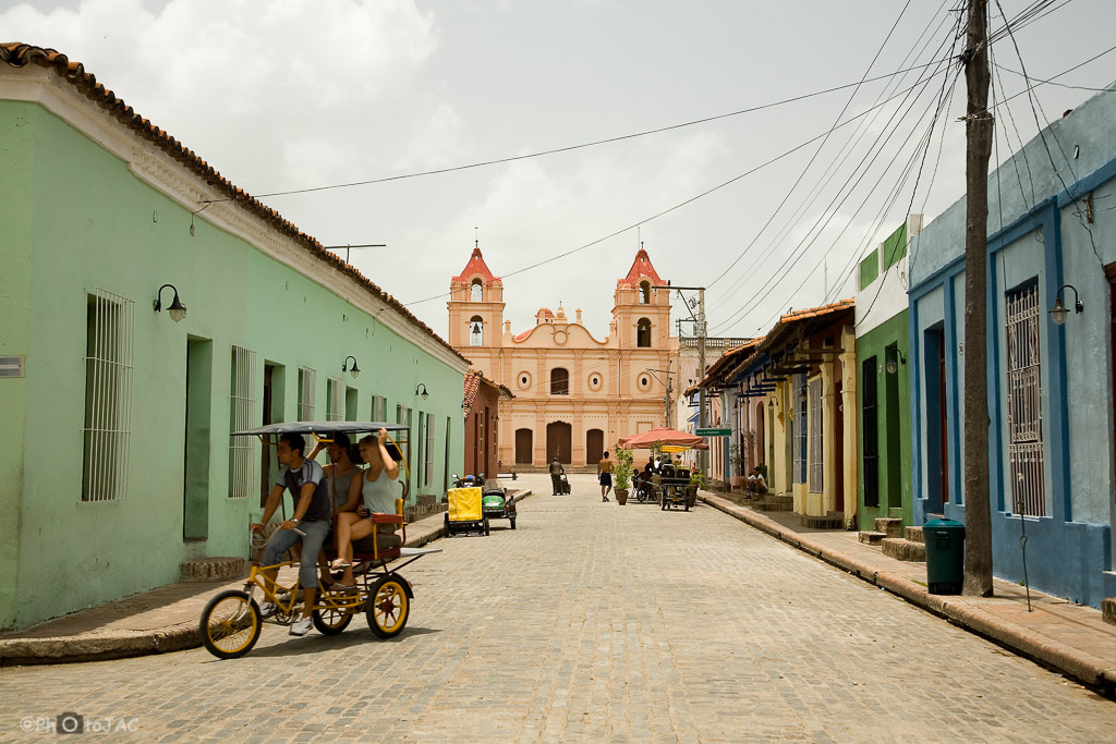 Camagüey. Plaza del Carmen, muy bien pintada y conservada, con la iglesia de Nuestra Señora del Carmen al fondo.