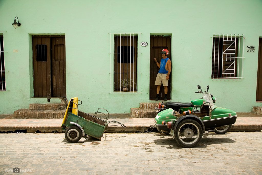 Camagüey. Antigua moto con sidecar en la calle que lleva a la Plaza del Carmen.