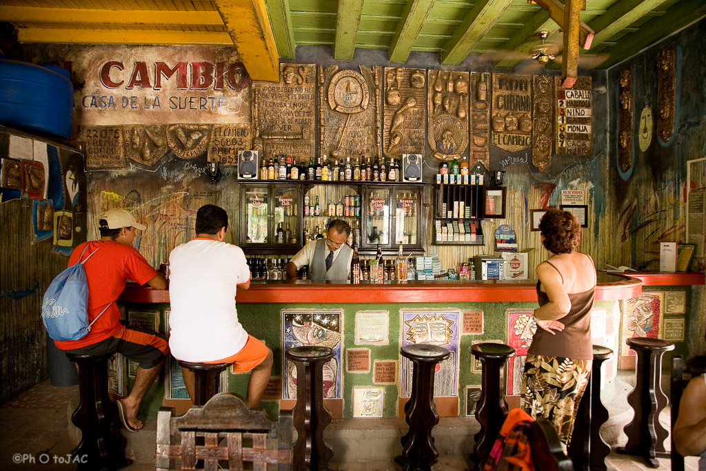 Camagüey. Bar pintoresco "El Cambio", en el centro de la ciudad.