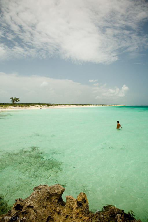 Playa Perla Blanca, de arenas blancas y aguas cristalinas, situada en la punta de Cayo Santa María (isla de 21,4 kilómetros cuadrados ubicada en el archipiélago Jardines del Rey (provincia de Villa Clara).
