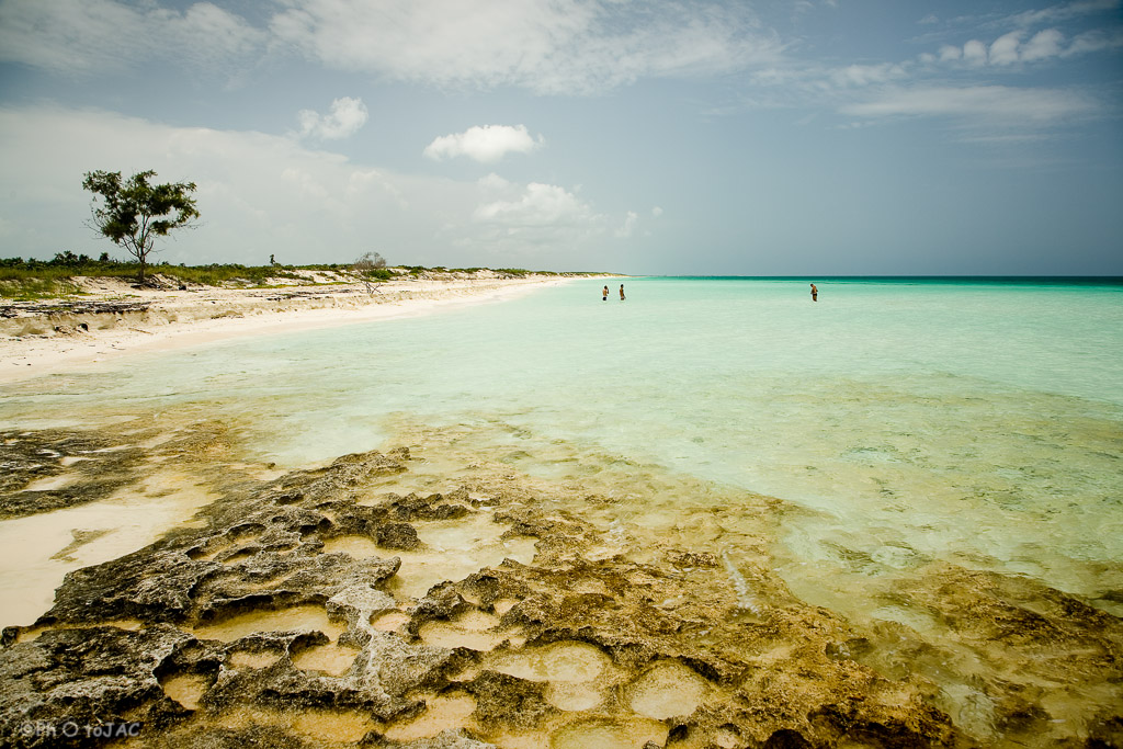 Playa Perla Blanca, de arenas blancas y aguas cristalinas, situada en la punta de Cayo Santa María (isla de 21,4 kilómetros cuadrados ubicada en el archipiélago Jardines del Rey (provincia de Villa Clara).