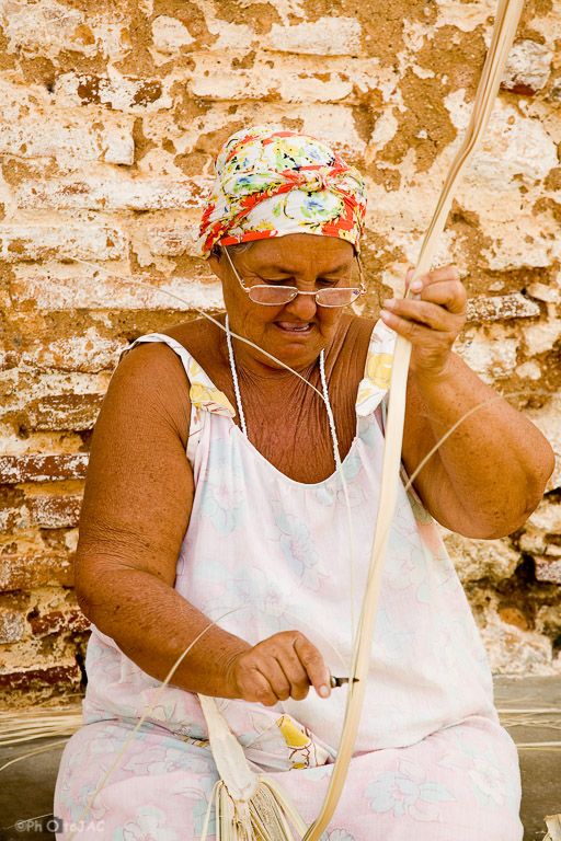 Trinidad (Provincia de Sancti Spiritus). Mujer tejiendo con mimbre.