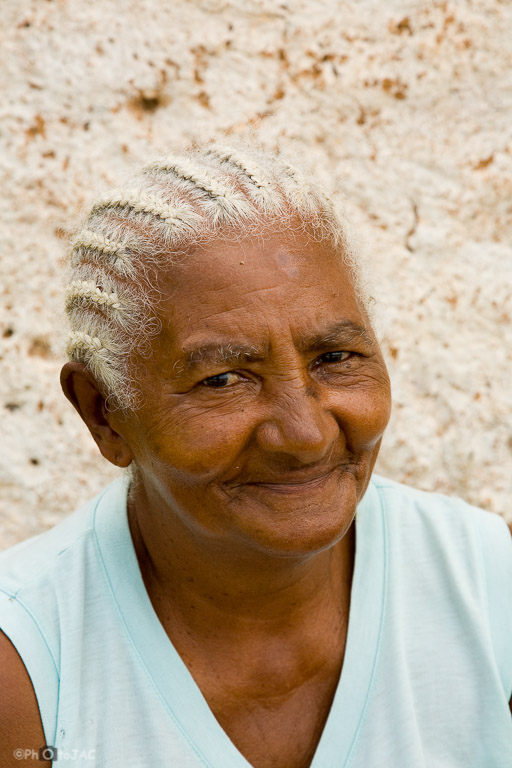 Trinidad (Provincia de Sancti Spiritus). Mujer con un curioso peinado.