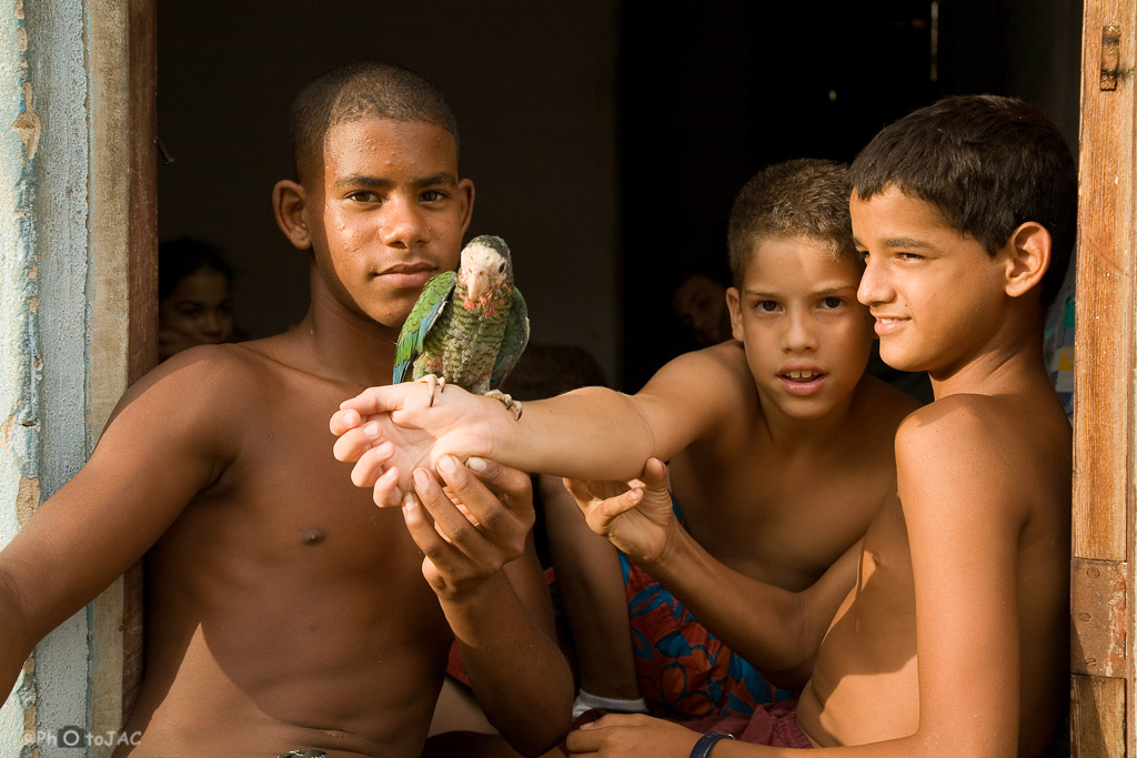 Trinidad (provincia de Sancti Spíritus). Niños con un pequeño loro.