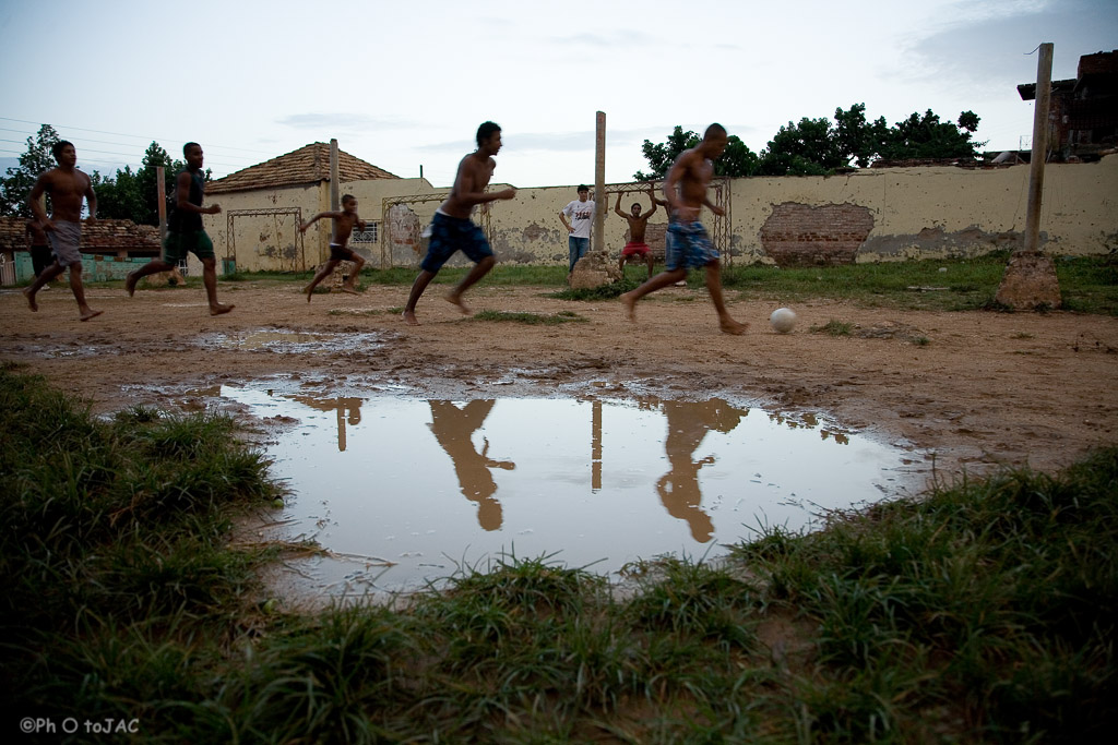 Trinidad (Provincia de Sancti Spiritus). Jóvenes jugando al futbol.