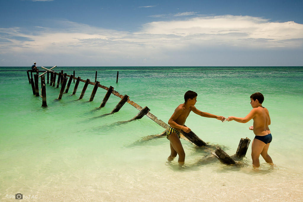 Trinidad (Sancti Spíritus). Jóvenes pescando en Playa Ancón, 12 Kms al sur de Trinidad. Playa de arena blanca y aguas cristalinas.