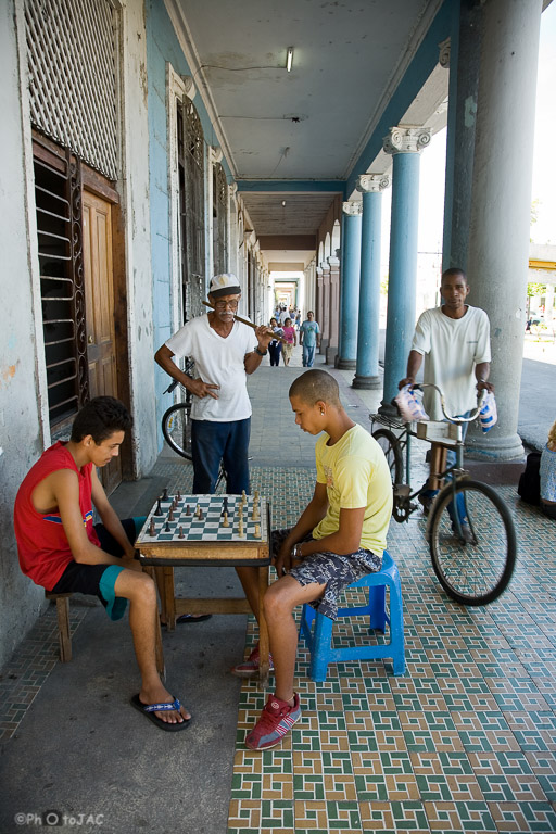 Cienfuegos. Jóvenes jugando al ajedrez en una calle céntrica (P. del Prado).