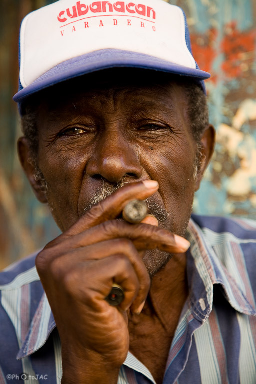 Matanzas. Cubano fumando un Habano.