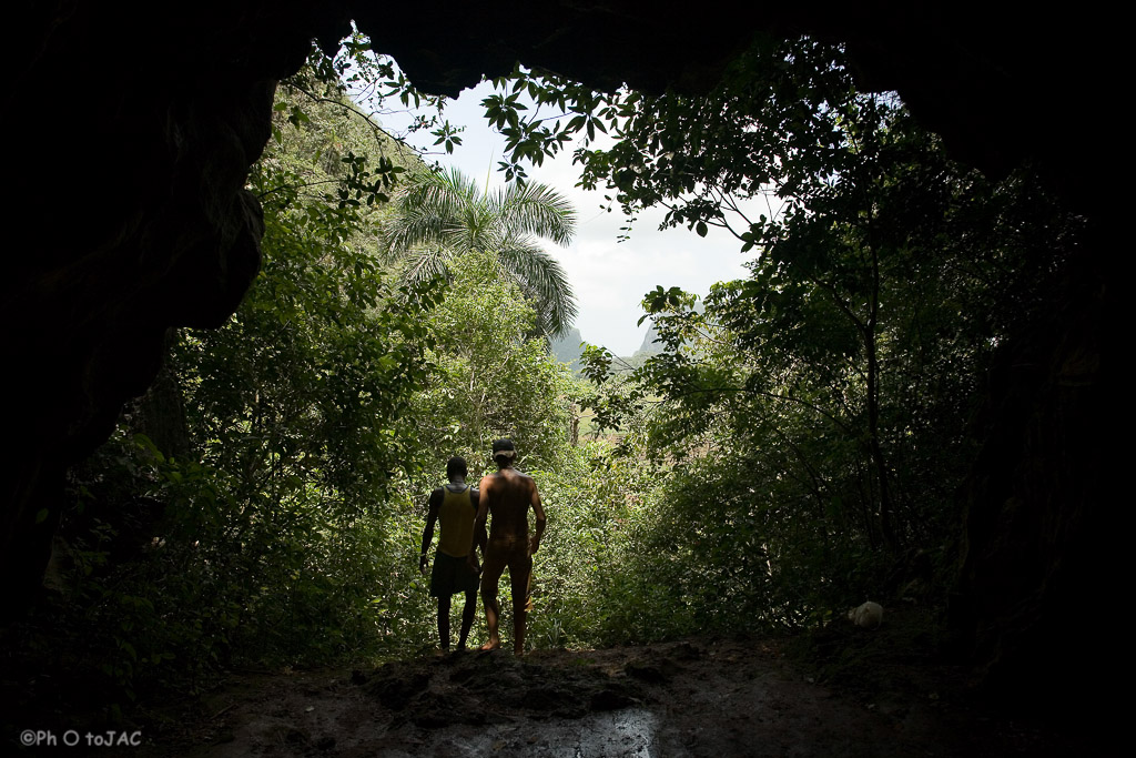 Valle de Viñales (Pinar del Rio). Cueva "Cabeza de Vaca", de apenas 100 metros que se puede recorrer sin linternas y que nos llevará a una de las vistas más bonitas del Valle de Viñales.