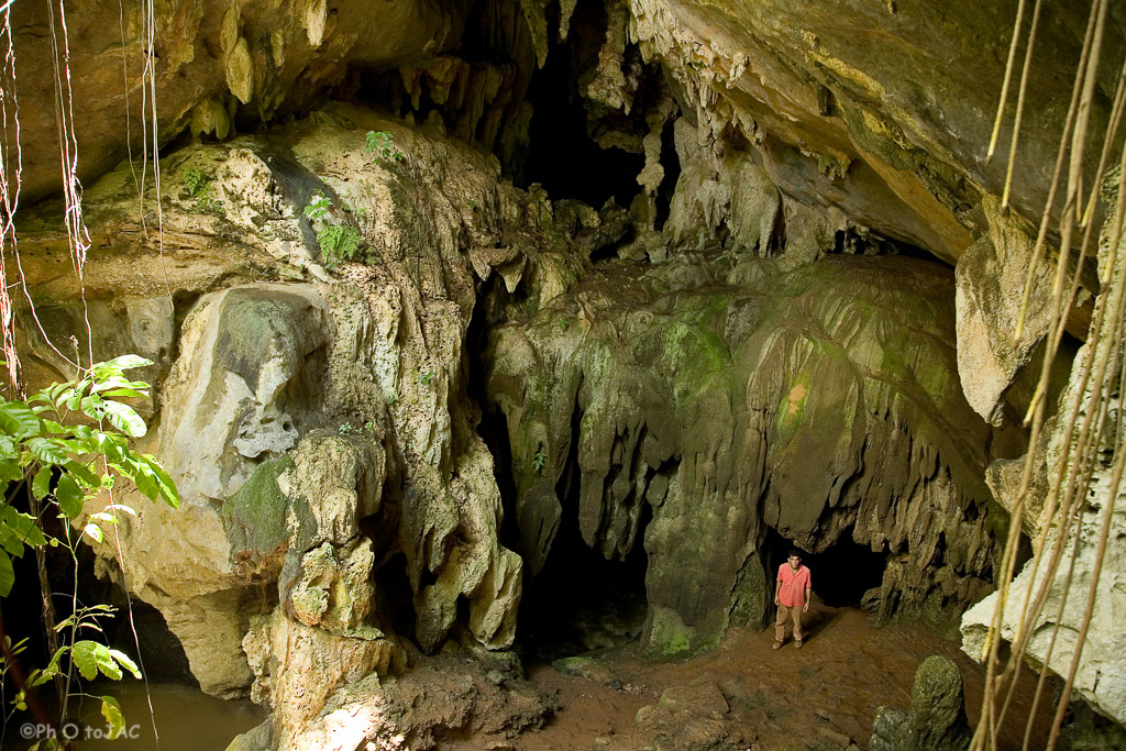 Valle de Viñales (Pinar del Río). Cueva del Rio. La roca cárstica fácilmente erosionable dio lugar a numerosas cuevas y cavernas.