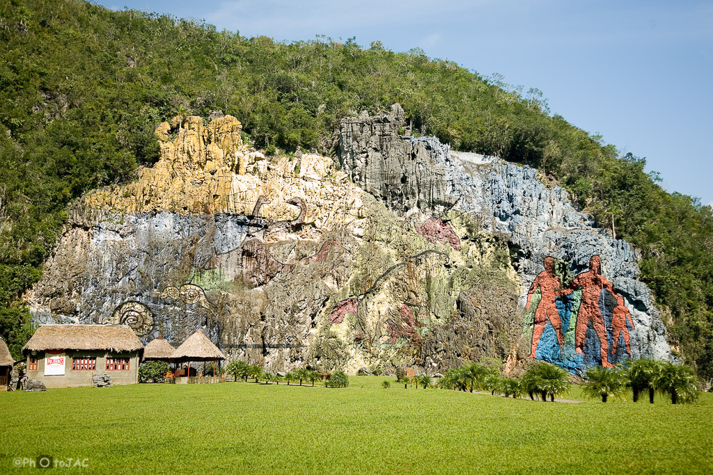 Valle de Viñales (Pinar del Río). Mural de la Prehistoria, en el valle de Dos Hermanas. Está pintado sobre una gran roca y muestra la evolución de la vida en un sentido natural.