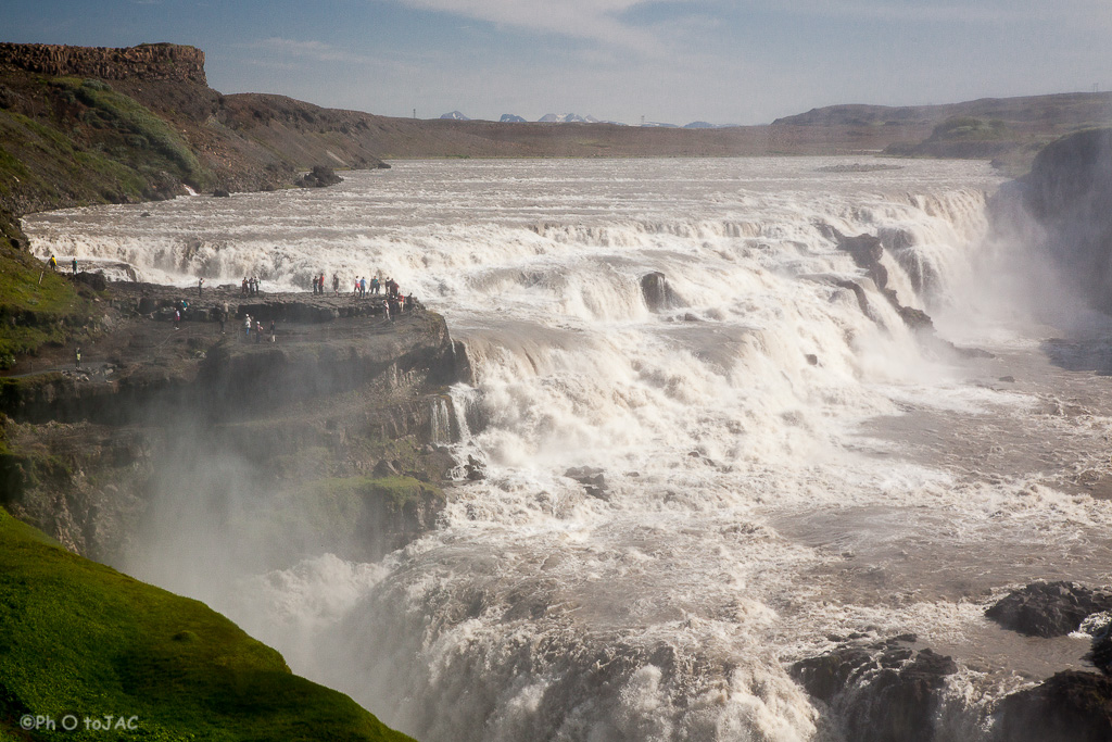Cascada Gullfoss, creada por la ruptura de las placas que crean el paisaje islandés. Se encuentra en el río Hvítá que significa "río blanco".