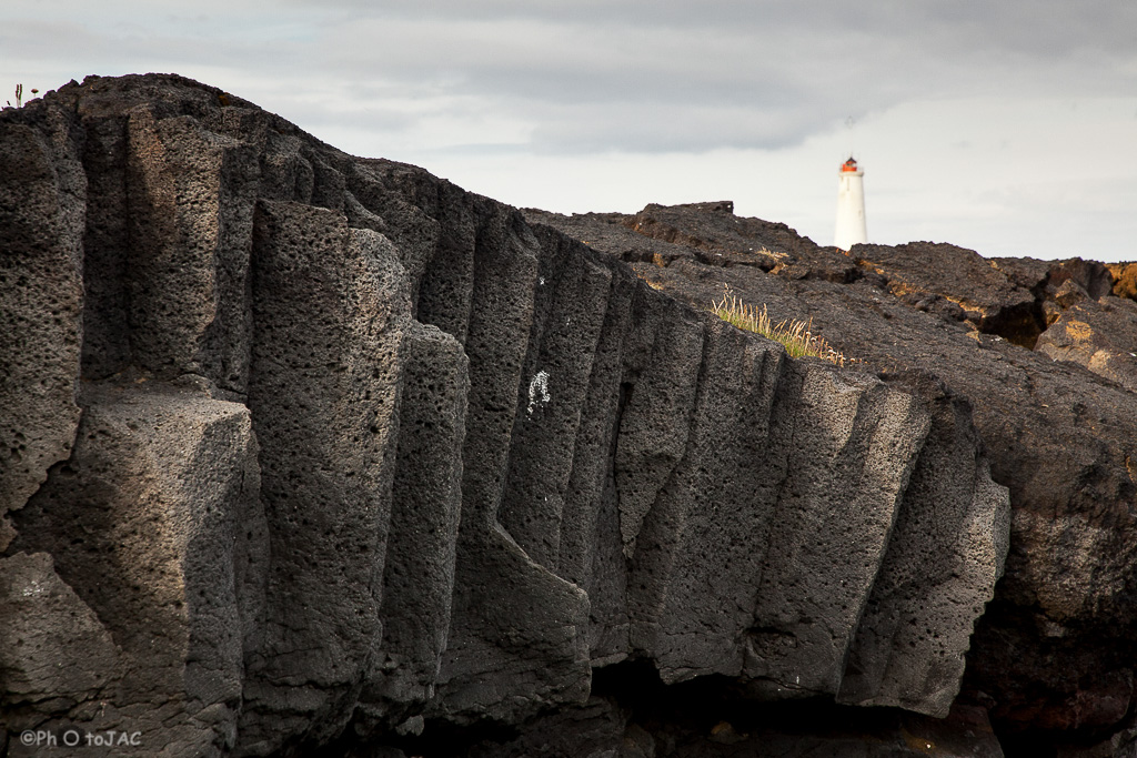 Faro de Reykjanes. Formaciones basálticas en la costa.