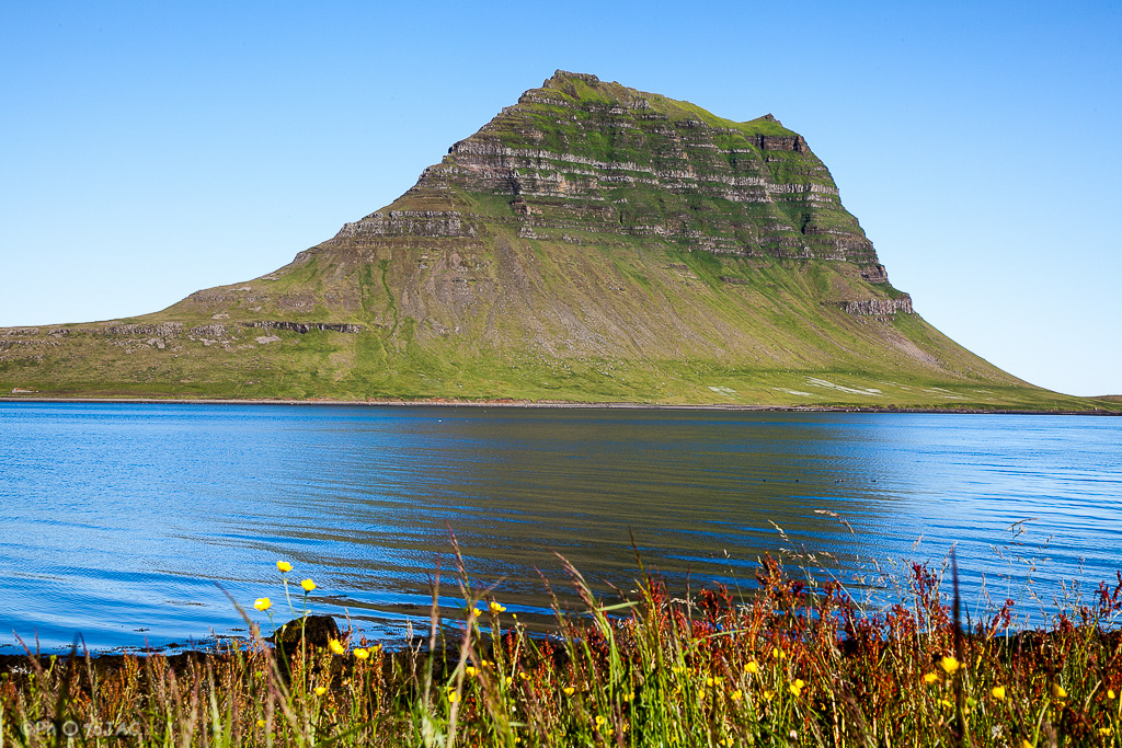 Monte Kirkjufell. Montaña de origen volcánico situada en Grundarfjördur (Fiordo de Grundar), en la península de Snaefellsnes.