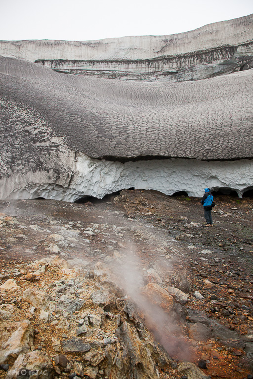 Trek de Landmannalaugar. Cueva de hielo próxima al refugio Hrafntinnusker. Fumarola.