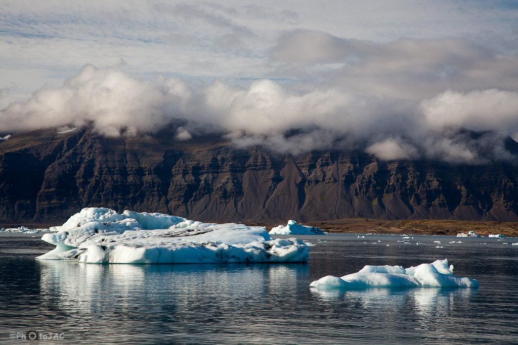 Témpanos en el lago Jökulsárlón, en el extremo sur del glaciar Vatnajökull.