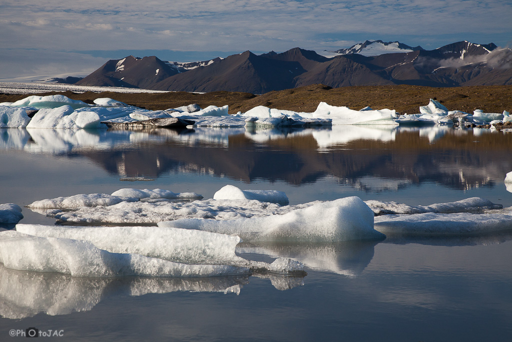 Témpanos en el lago Jökulsárlón, en el extremo sur del glaciar Vatnajökull.