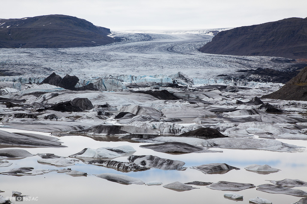 Tempanos procedentes del glaciar Hoffellsjökull, visible al fondo. Este glaciar es un ramal del glaciar Vatnajökull.