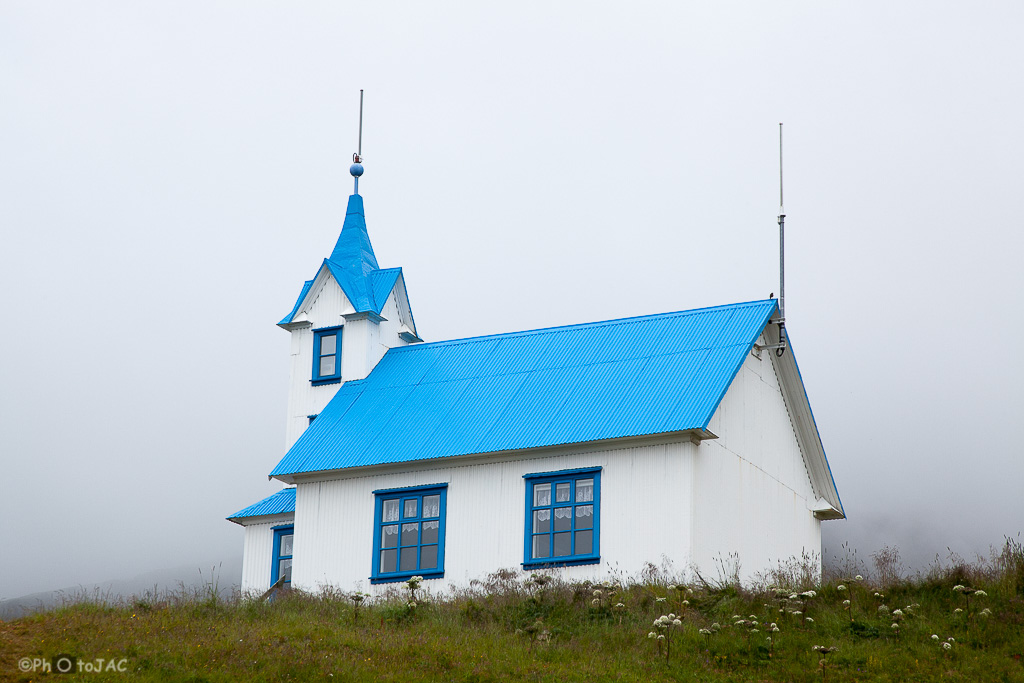 Curiosa iglesia de Kirkjubaer, en la localidad de Stödvarfjördur. Actualmente es un hostel.