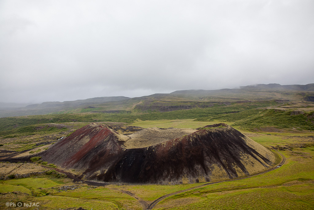 Vista del crater del volcán "pequeño Grabrok" desde el volcán "gran Grabrok".  Región de Vesturland, al oeste de Islandia.
