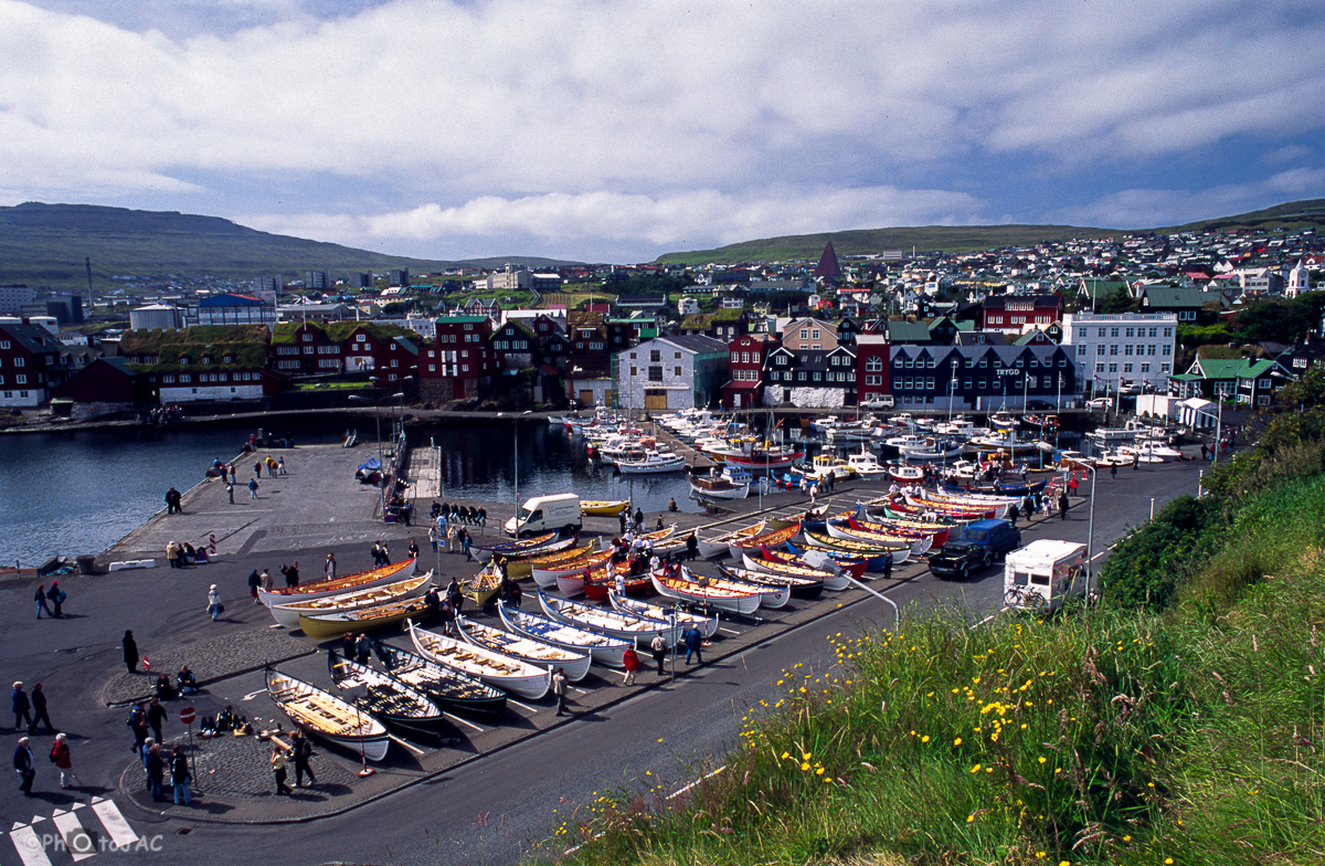 Isla de Streymoy. Embarcaciones vikingas en una exhibición por la festividad de St. Olav. Torshavn.