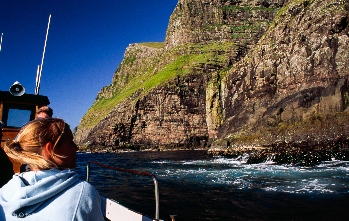 Isla de Streymoy. Visita en barco a los acantilados de Vestmanna. Las impresionantes paredes y las grietas y grutas por las que discurre el viaje hacen de esta experiencia algo irrepetible.