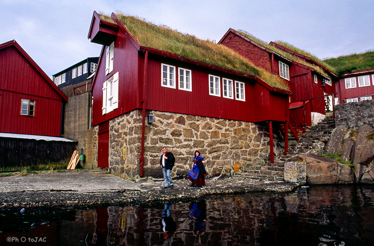 Isla de Streymoy. Casas típicas en la Península de Tínganes, en Torshavn.