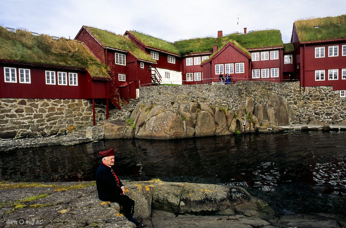 Isla de Streymoy. Hombre ataviado con el traje típico feroes, por la festividad de St. Olav. Península de Tínganes, en Torshavn.