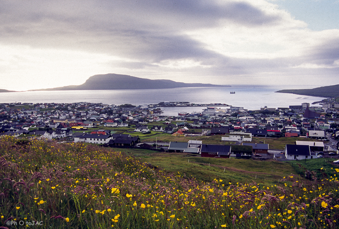 Isla de Streymoy. Vista de la capital de las Feroe, Torshavn, con la isla de Nólsoy al fondo.