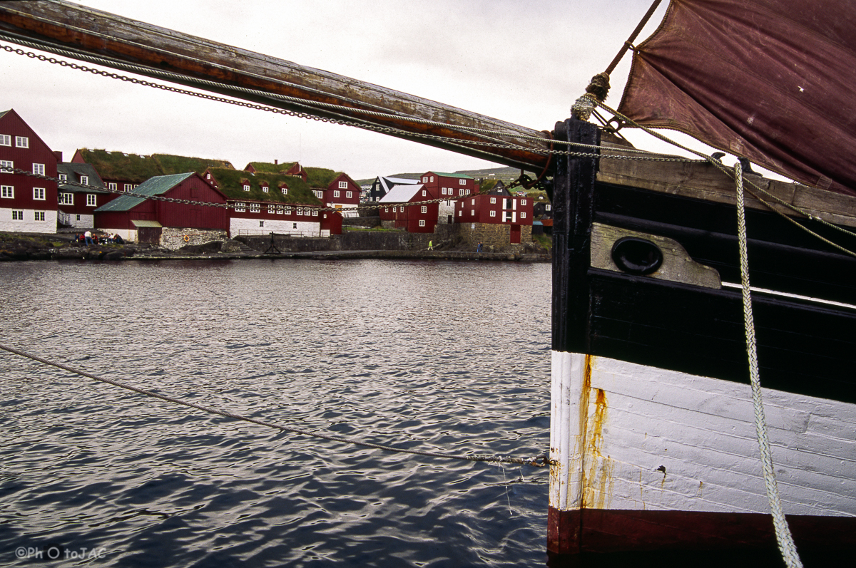 Isla de Streymoy. Velero en el puerto de Torshavn, frente a algunas casas de la pintoresca Península de Tínganes.