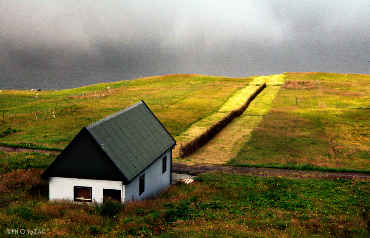 Isla de Sandoy. Casa y su secadero de hierba junto a la localidad de Skopun.