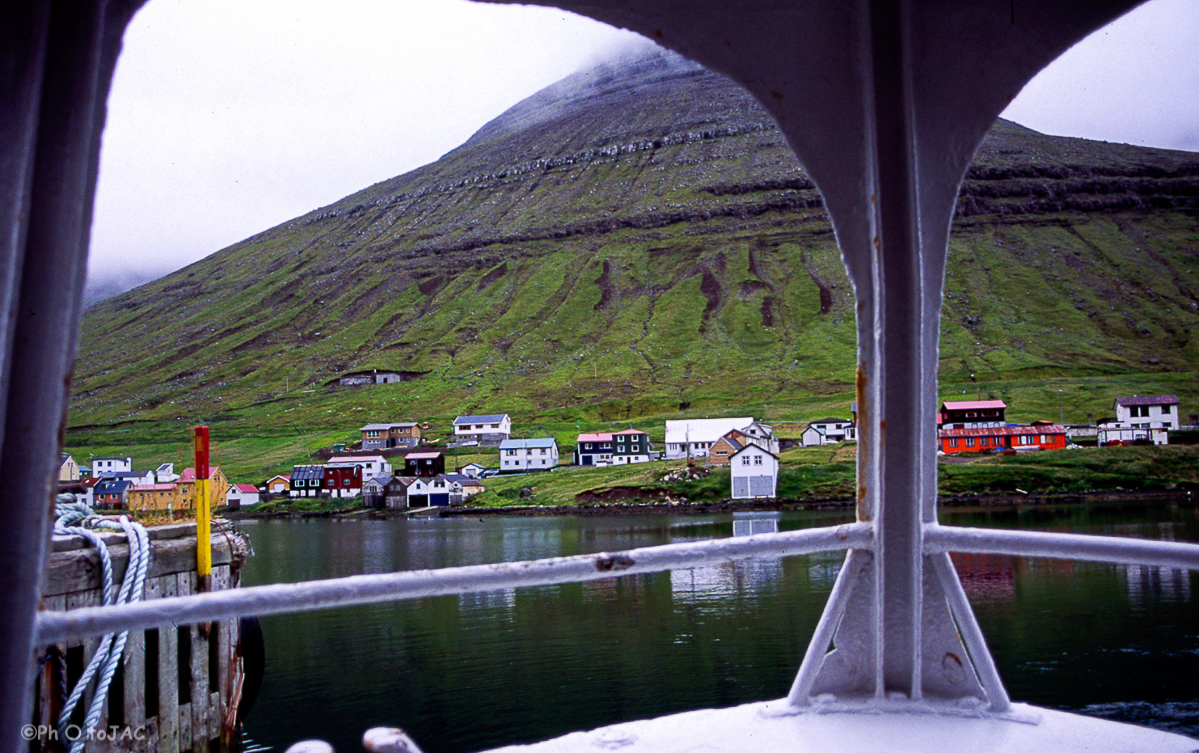 Pequeña Isla de Fugloy. Llegando en barco al pueblecito de Hattarvík. El trayecto, desde la localidad de Hvannasund, en la isla de Vidoy, es muy recomendable por sus bonitas vistas.