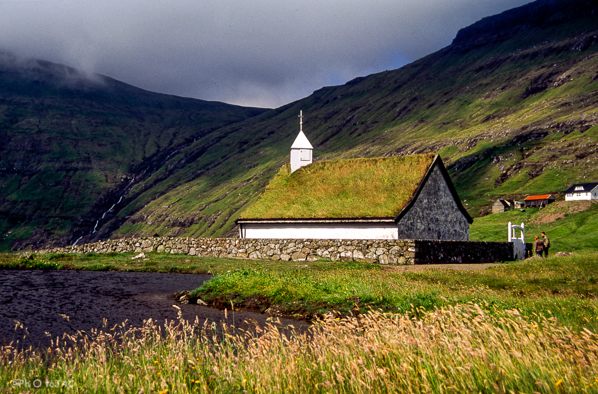 Isla de Streymoy. Iglesia de piedra de Saksun (de 1858), atractiva aldea aislada que alberga un conjunto de antiguas edificaciones, con tejado de hierba, muy bien conservadas.
