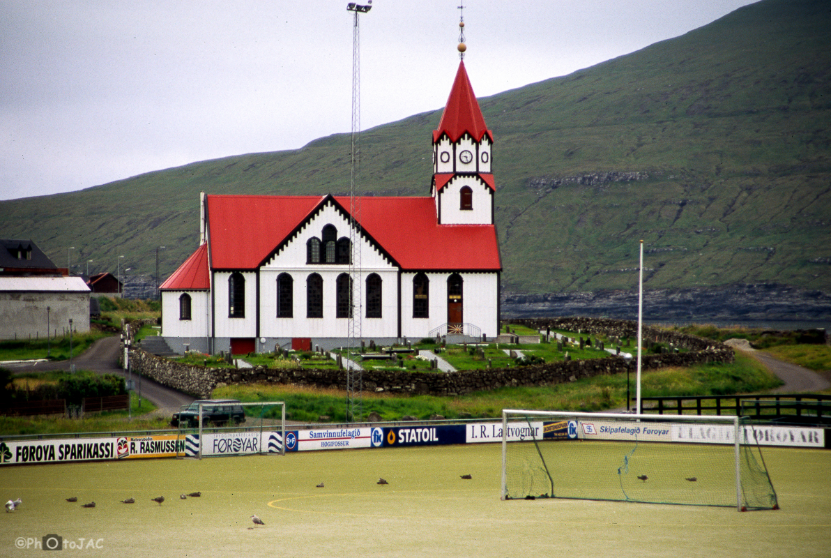 Isla de Vágar. Iglesia de Sandavágur, junto al campo de futbol local.