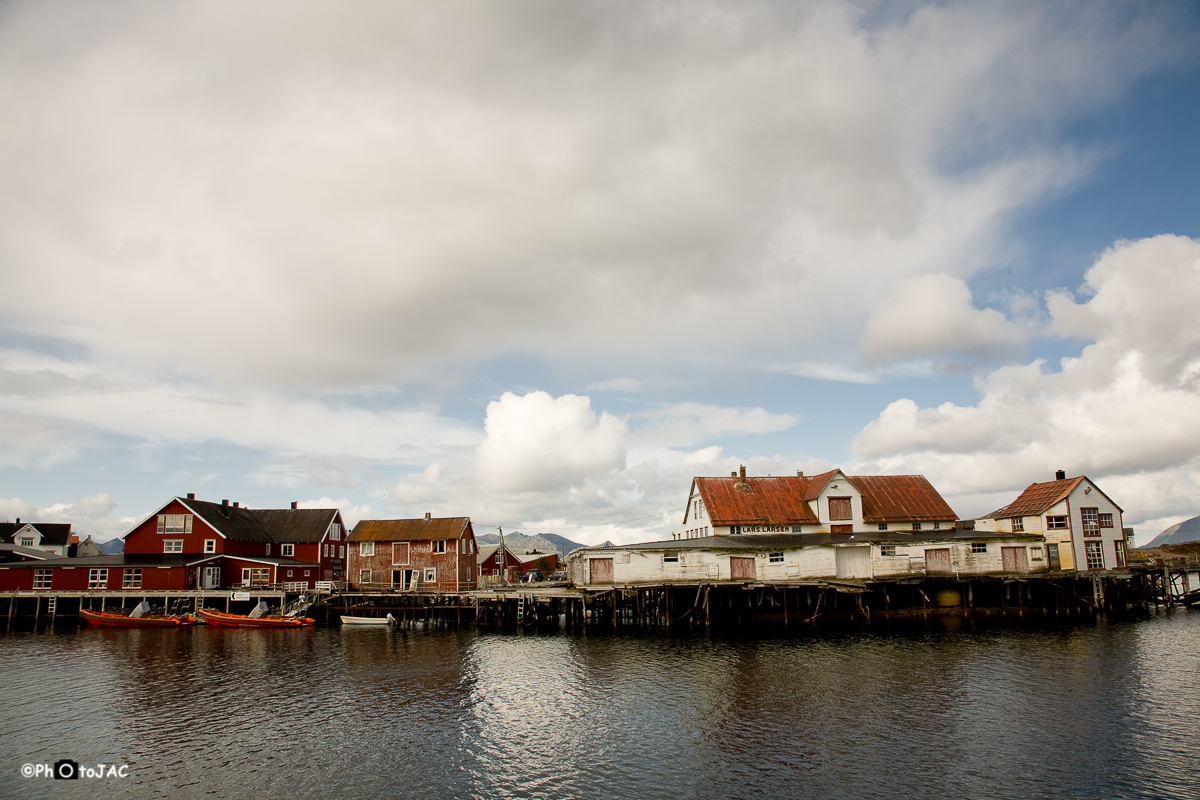 "Rorbu": cabañas de pescadores sobre pilotes en Henningsvaer, localidad situada en dos islotes conectados por una carretera sobre el mar con el resto de las Lofoten.