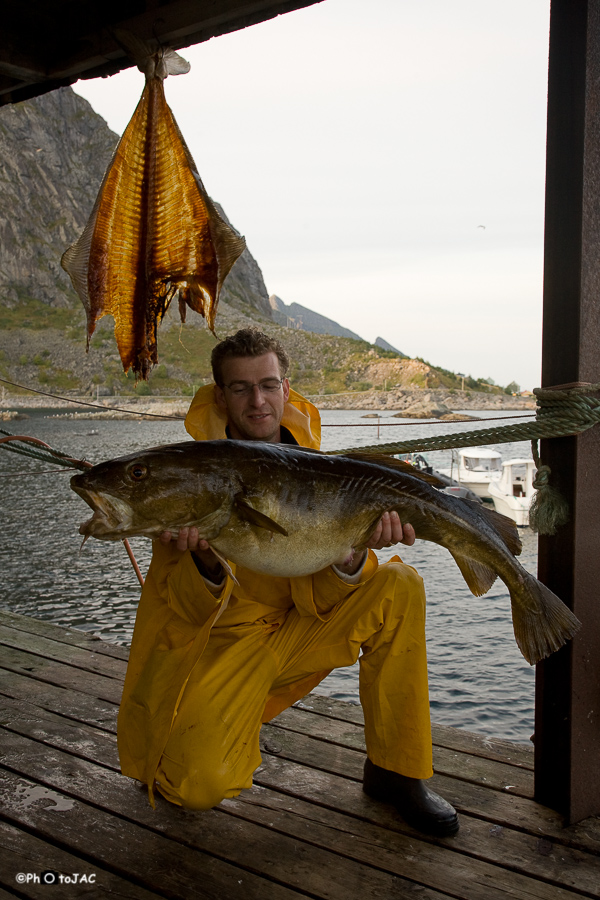 Localidad de Å (pronunciado como la 'O' española). Un pescador muestra un gran bacalao recién capturado.