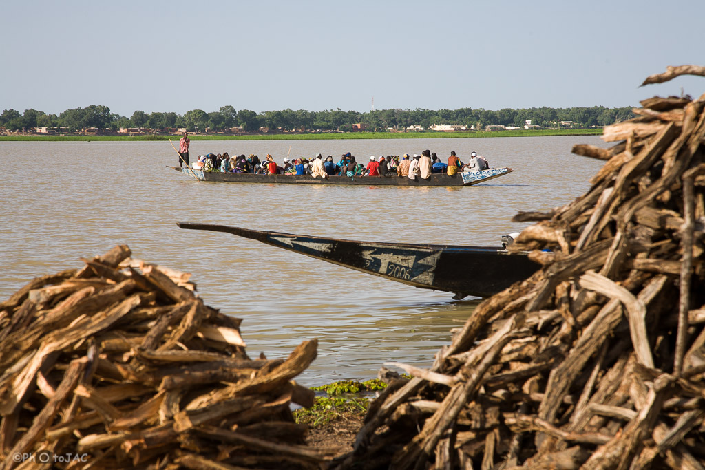 Pinaza (embarcación de madera) transportando personas desde una pequeña aldea, de etnia "bozo" (mayormente pescadores), hacia la ciudad de Segou, en la otra orilla del Niger. Mali.