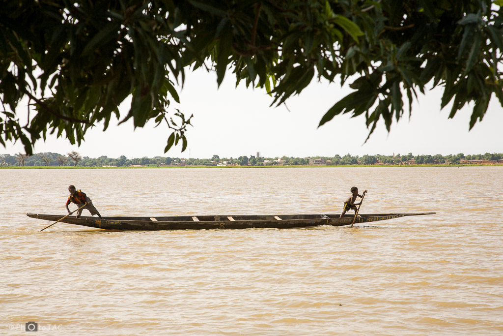 Segou (Mali). Embarcación típica, conocida con el nombre de pinaza, en aguas del río Niger.