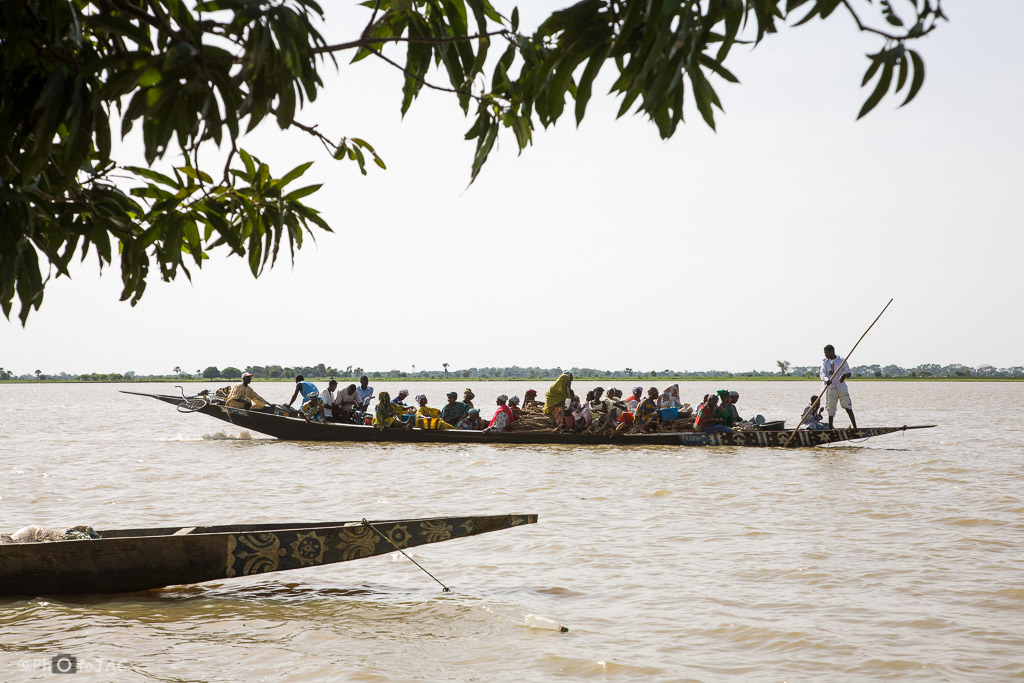 Pinaza (embarcación de madera) transportando personas desde una pequeña aldea, de etnia "bozo" (mayormente pescadores), hacia la ciudad de Segou, en la otra orilla del Niger. Mali.