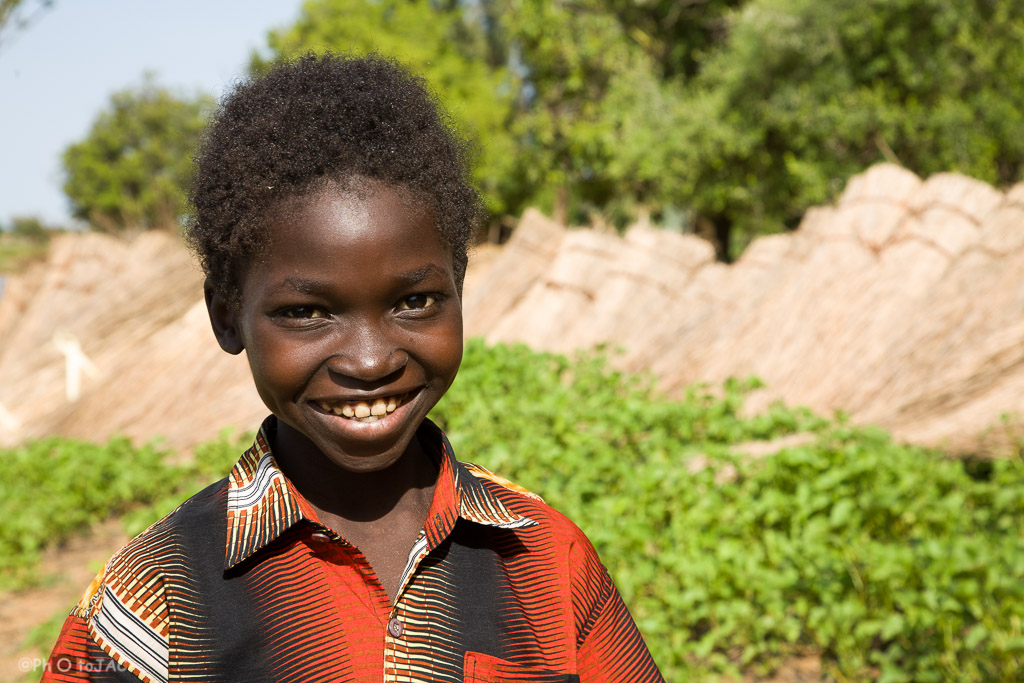 Niño de etnia bozo en una aldea frente a la ciudad de Segou, al otro lado del NIger. Mali.