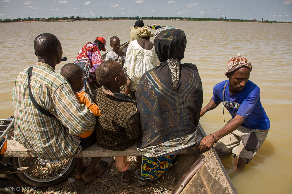 Segou (Mali). Pinaza (embarcación típica de madera) con pasajeros a punto de salir hacia Segou, desde una aldea de etnia bozo situada en la orilla opuesta. Mali.